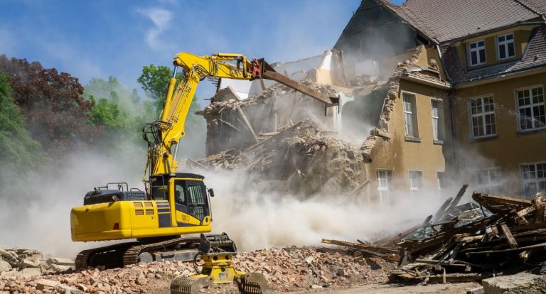 La justice acquitte l’homme qui a détruit le logement d’un locataire en utilisant un bulldozer.
