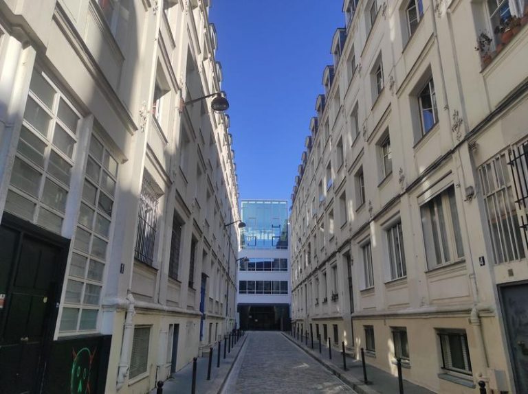 Un ancien parking abandonné se situe derrière cet immeuble de bureaux.