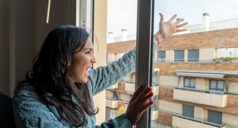 Une plaignante accuse un constructeur d’avoir violé sa propriété en portant plainte.