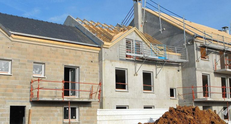 Découvrez les endroits où la construction de logements neufs connaît la plus forte baisse