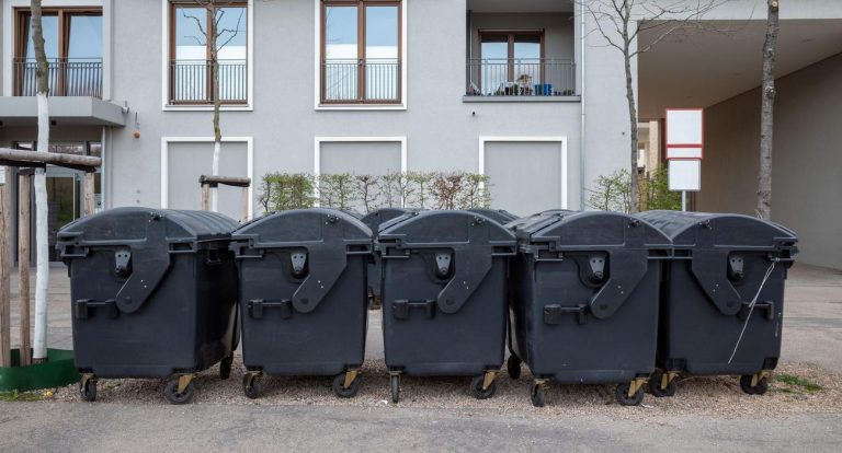 Il réalise en recevant sa livraison que sa vue donne sur les poubelles.