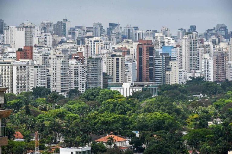 Les résidents de São Paulo protestent contre la construction de gratte-ciel qui bloquent la lumière du soleil