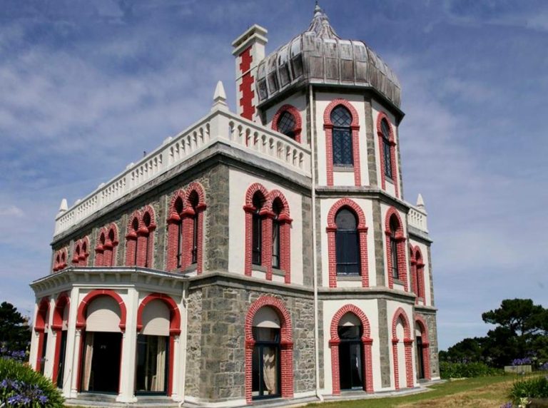 Une villa hors du commun, d’inspiration turque, est disponible à la vente en Bretagne. Une villa hors du commun, d’inspiration turque, est disponible à la vente en Bretagne.