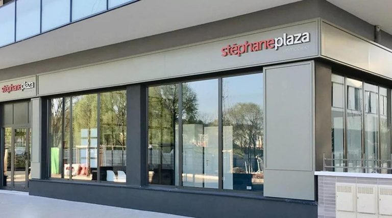 Des agents immobiliers du réseau prennent des mesures pour évincer Stéphane Plaza. Des agents immobiliers du réseau prennent des mesures pour évincer Stéphane Plaza.