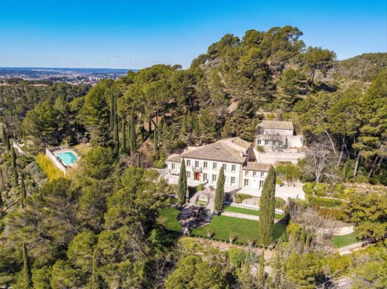 Une magnifique résidence provençale, disponible à l’achat pour 10,4 millions d’euros, à proximité d’Aix-en-Provence. Une magnifique résidence provençale, disponible à l’achat pour 10,4 millions d’euros, à proximité d’Aix-en-Provence.