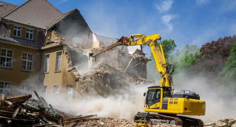 Sa maison a été accidentellement démolie alors qu’elle était en vacances. Sa maison a été accidentellement démolie alors qu’elle était en vacances.