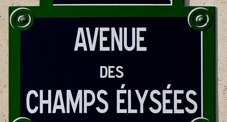 Des résidences à prix abordables à proximité des Champs-Élysées, décorées avec marbre et moulures.