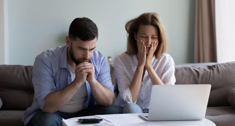Un groupe de personnes porte plainte contre leur banque après avoir obtenu un prêt avec un taux d’endettement de 64% Un groupe de personnes porte plainte contre leur banque après avoir obtenu un prêt avec un taux d’endettement de 64%