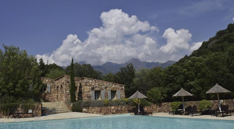 Le fisc critiqué pour ne pas surveiller les piscines illégales en Corse et en Outre-mer Le fisc critiqué pour ne pas surveiller les piscines illégales en Corse et en Outre-mer