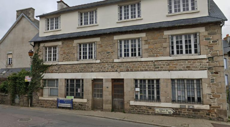 Une ancienne poste en Bretagne est mise en vente sans son jardin clos Une ancienne poste en Bretagne est mise en vente sans son jardin clos