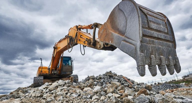 Un propriétaire essaie de résoudre son différend avec un squatteur en utilisant une pelleteuse. Un propriétaire essaie de résoudre son différend avec un squatteur en utilisant une pelleteuse.