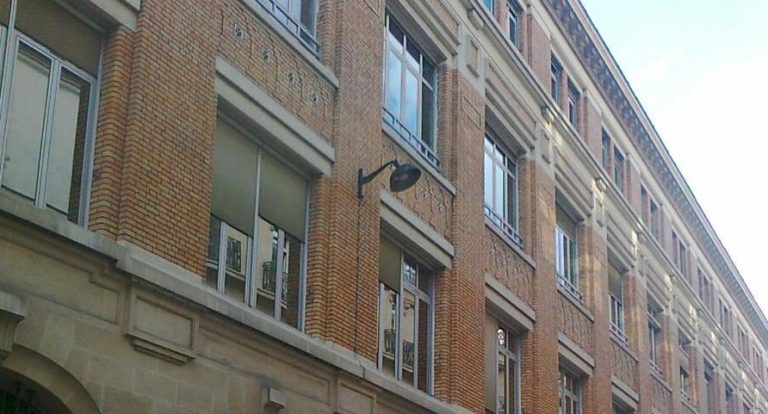 Un ancien central téléphonique se cache derrière ces bureaux parisiens