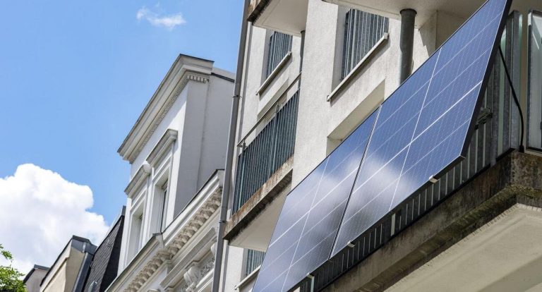 Expulsion envisagée pour avoir procédé à l’installation de panneaux solaires sur leur habitation Expulsion envisagée pour avoir procédé à l’installation de panneaux solaires sur leur habitation