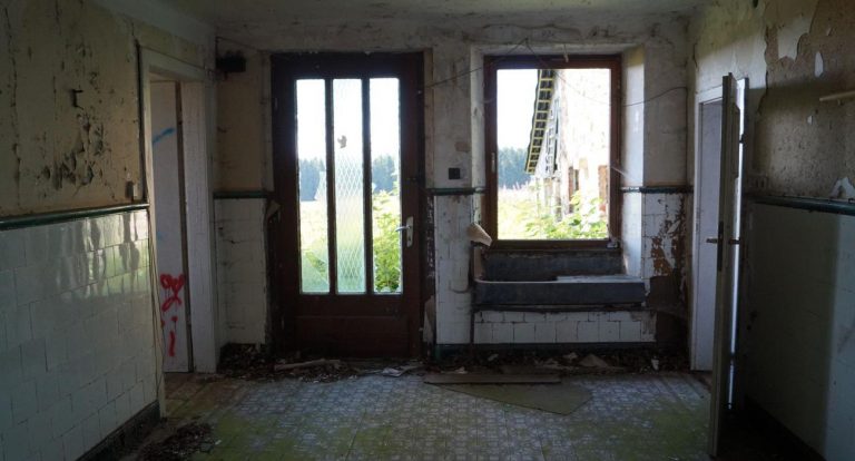 Un squatteur assigné à résidence dans son squat par les autorités Un squatteur assigné à résidence dans son squat par les autorités