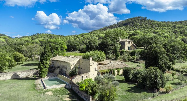 Un magnifique prieuré avec une chapelle est proposé à la vente pour un prix avoisinant 3 millions d’euros. Un magnifique prieuré avec une chapelle est proposé à la vente pour un prix avoisinant 3 millions d’euros.