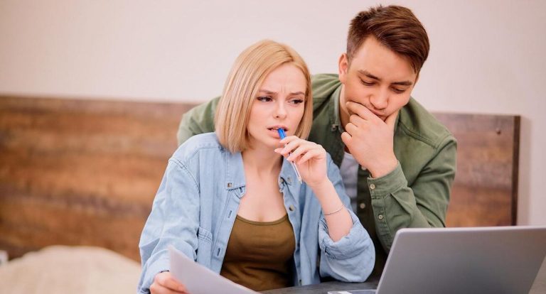 Ils doivent s’acquitter de la taxe foncière pour un logement qu’ils envisagent d’acheter Ils doivent s’acquitter de la taxe foncière pour un logement qu’ils envisagent d’acheter