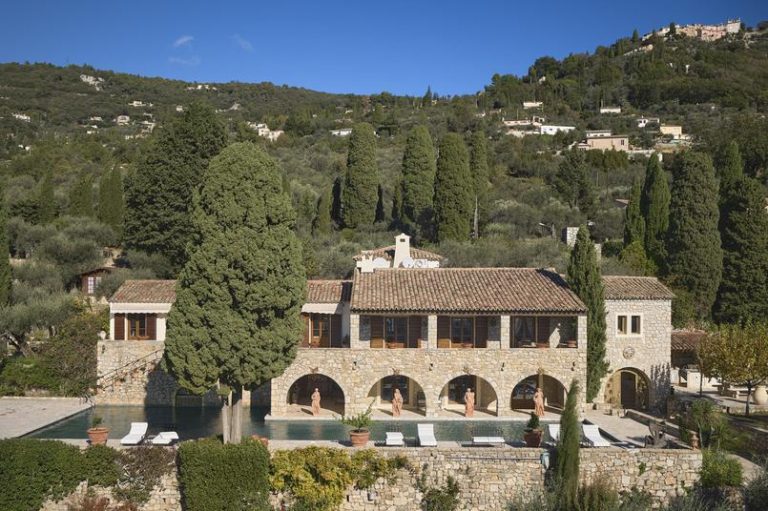Maison conçue par l’artiste Jean Marais à vendre Maison conçue par l’artiste Jean Marais à vendre