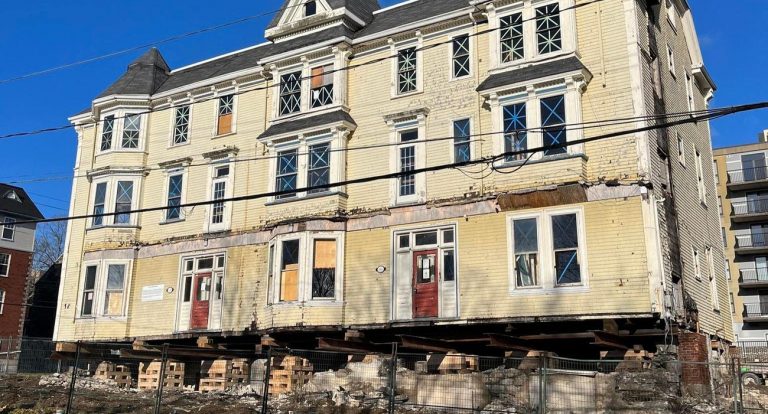 Grâce à 700 savonnettes, découvrez le déplacement de cet immeuble Grâce à 700 savonnettes, découvrez le déplacement de cet immeuble