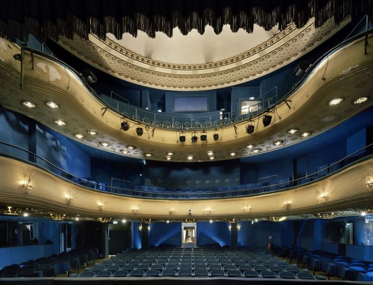 Découvrez la remarquable restauration du seul théâtre de Paris peint en bleu Découvrez la remarquable restauration du seul théâtre de Paris peint en bleu