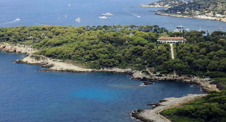 Un oligarque russe vend son château au profit de l’État Un oligarque russe vend son château au profit de l’État